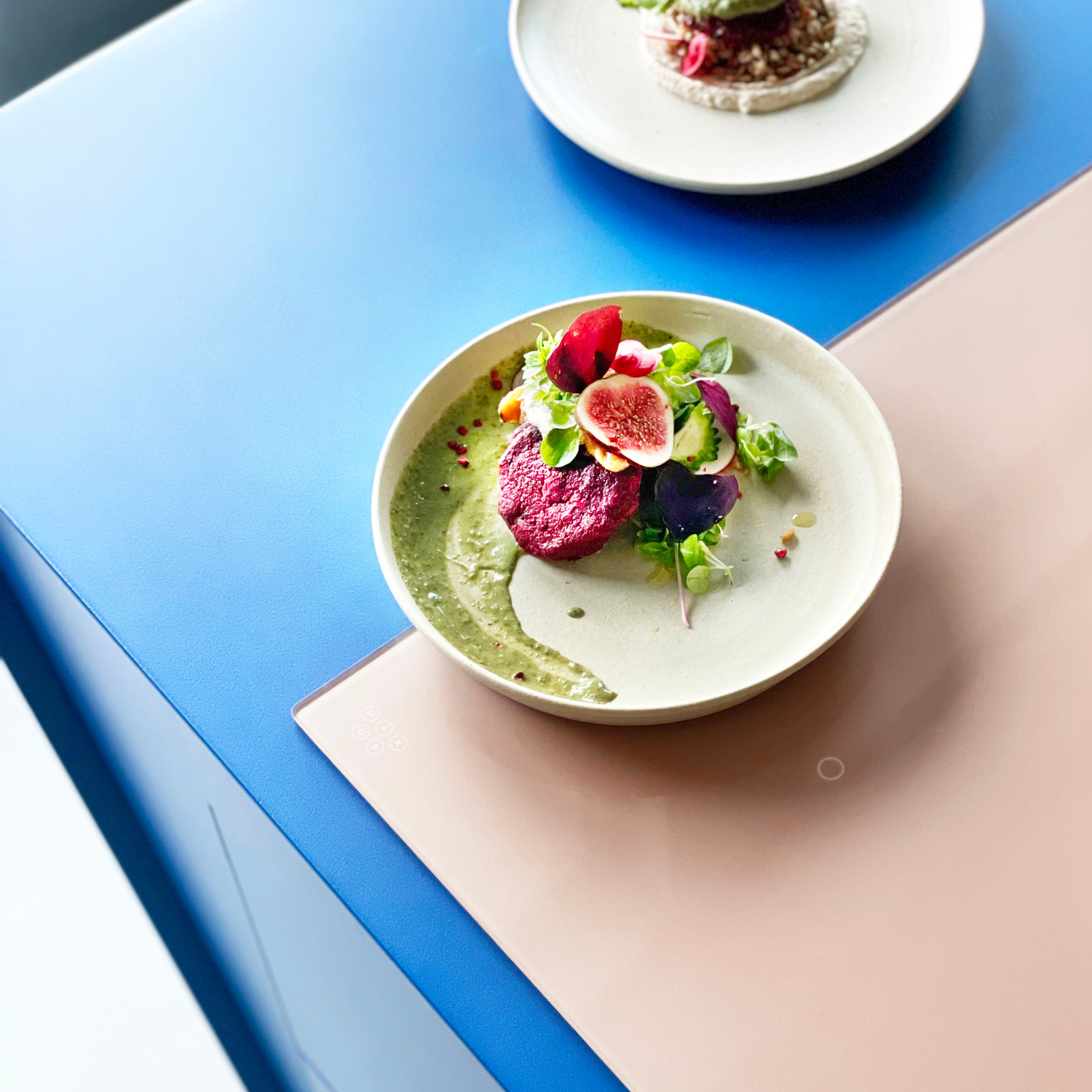 Ola's recept: verse kruidencrème met bietkoekje en vijgen