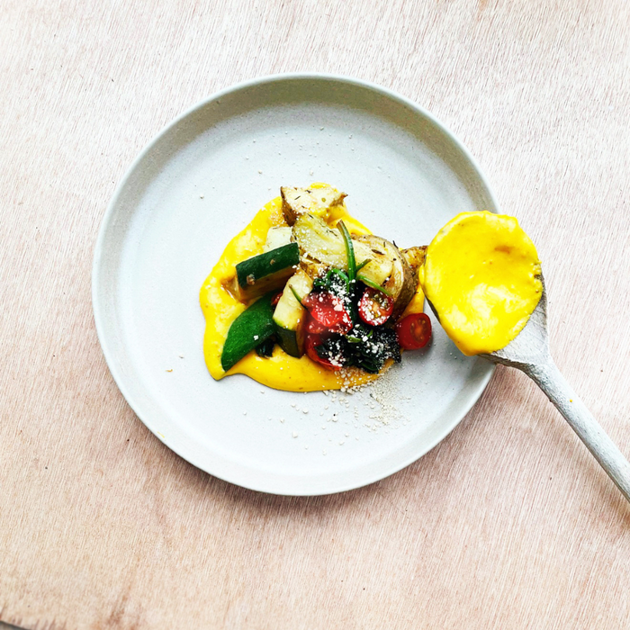 Ola's recept: Pompoencrème met geroosterde groenten & plantaardige notenkruimels.