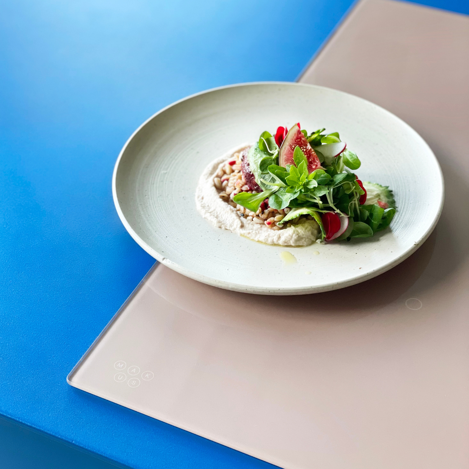 Ola's recept: knoflookcrème met parelgort, biet, veldsla en vijg