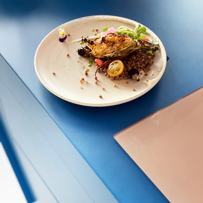 Ola's recept: Gefermenteerde cashewnootcrème met verrassende geroosterde kool, boekweit & Tintelende Saus