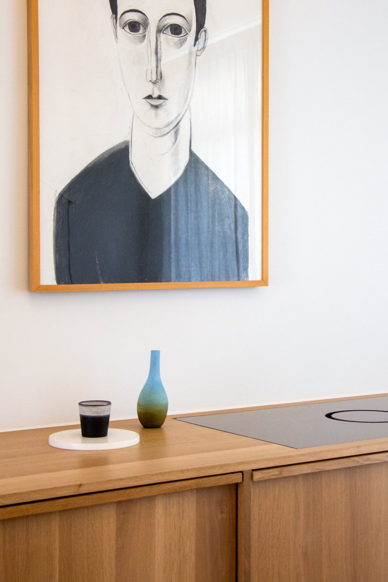 makus moon inductiekookplaat in houten keuken met flesje